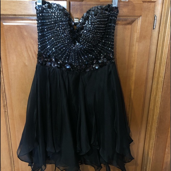 Sherri Hill black mini dress - www.disolcolor.com